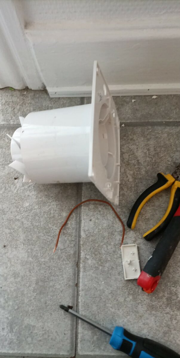 Ventilator taget ned og skiftet