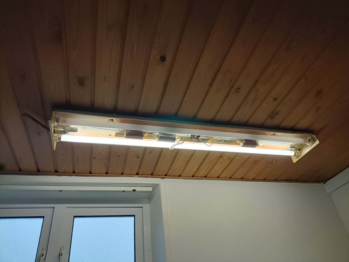 Ny lampe sat op under træloftet