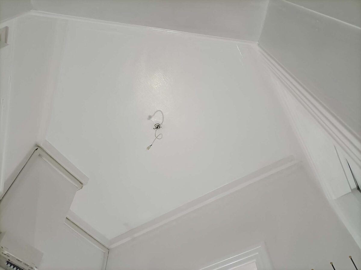 Det færdige, hvidmalede loft