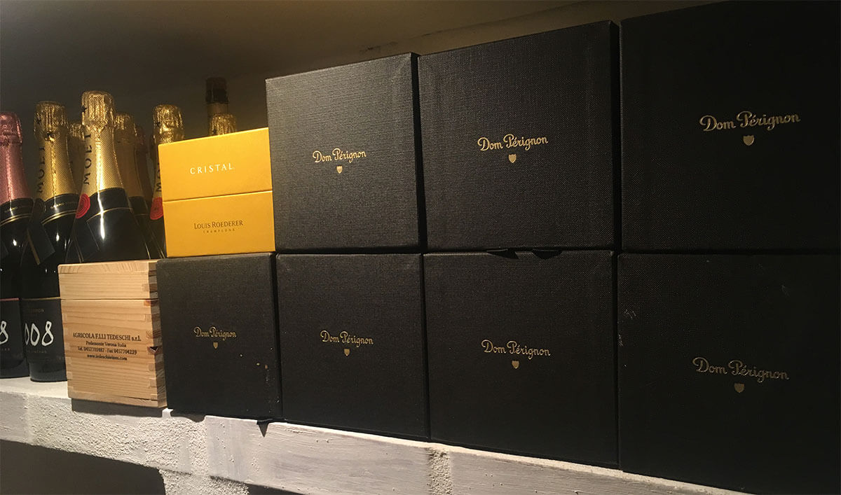 Champagnesamling med Dom Pérignon i vinkælderen.