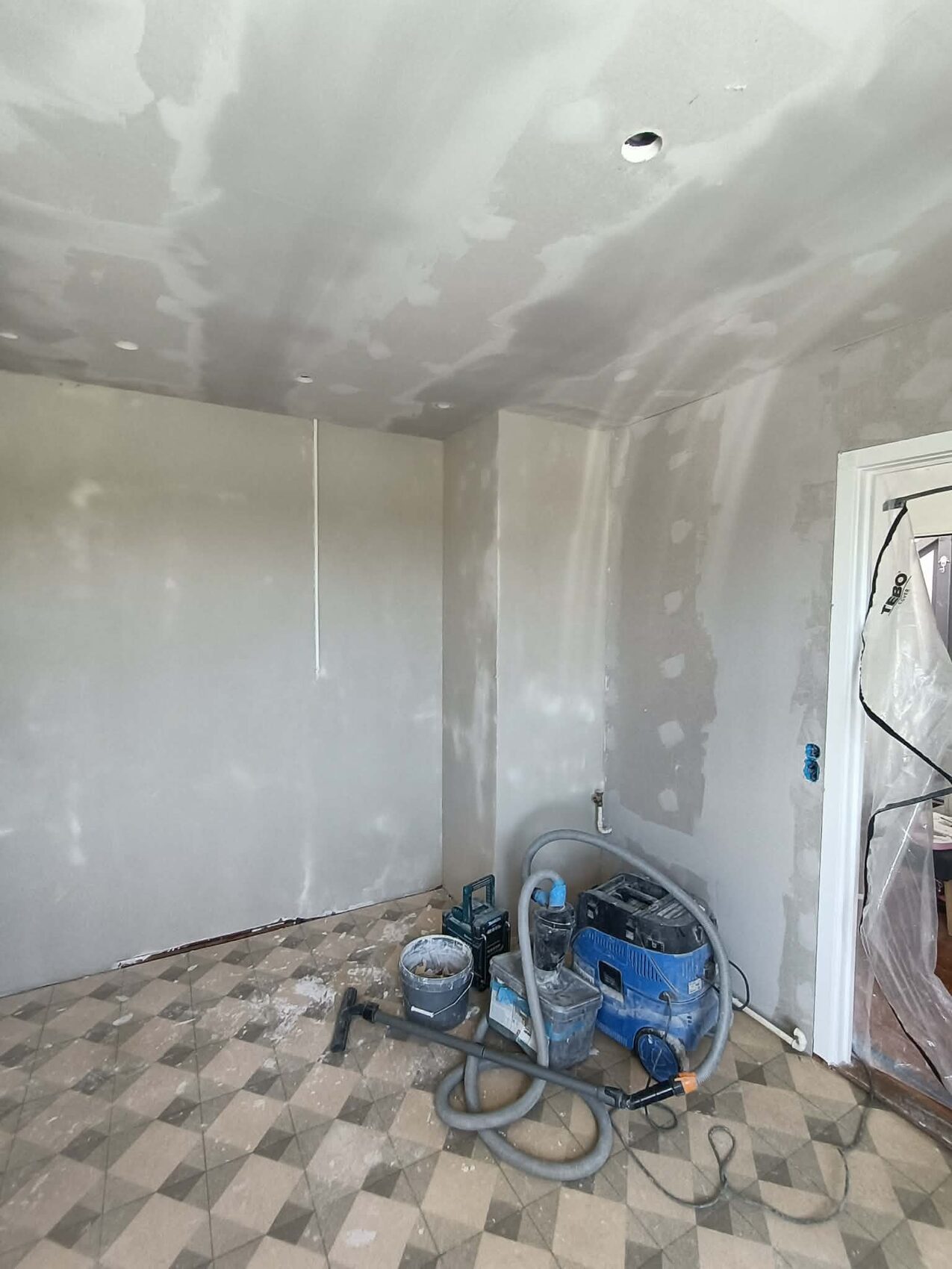 Færdigspartlet loft og vægge, klar til maling