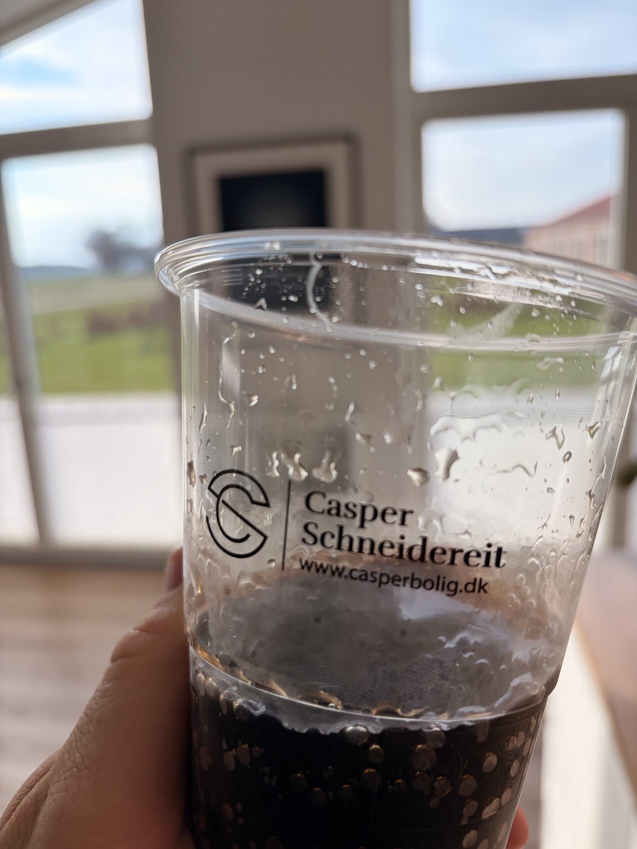 Slush ice i et krus med logoet for Casper Schneidereit og casperbolig.dk