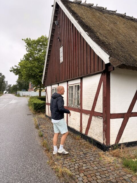 Gavlen på den fredede bygning i Vålse set fra vejen