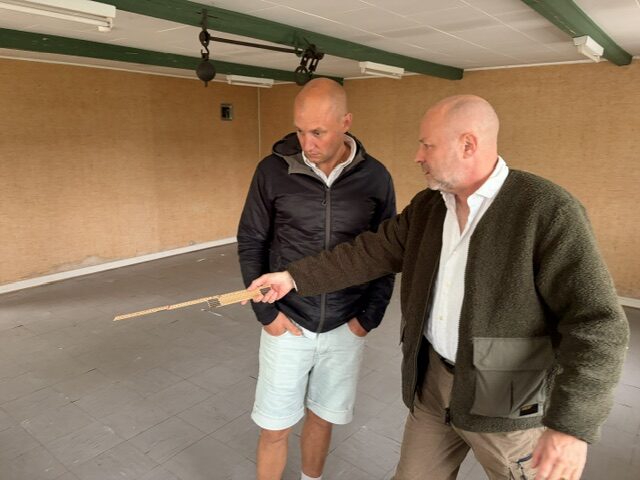 Gennemgang af bygningens indvendige stand sammen med Carl og Michael