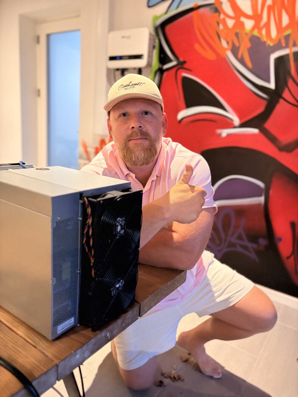 Casper Schneidereit ved siden af mineren på lageret