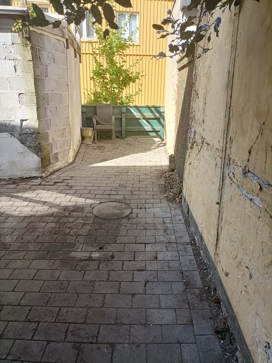 Gangen langs muren efter rydningen