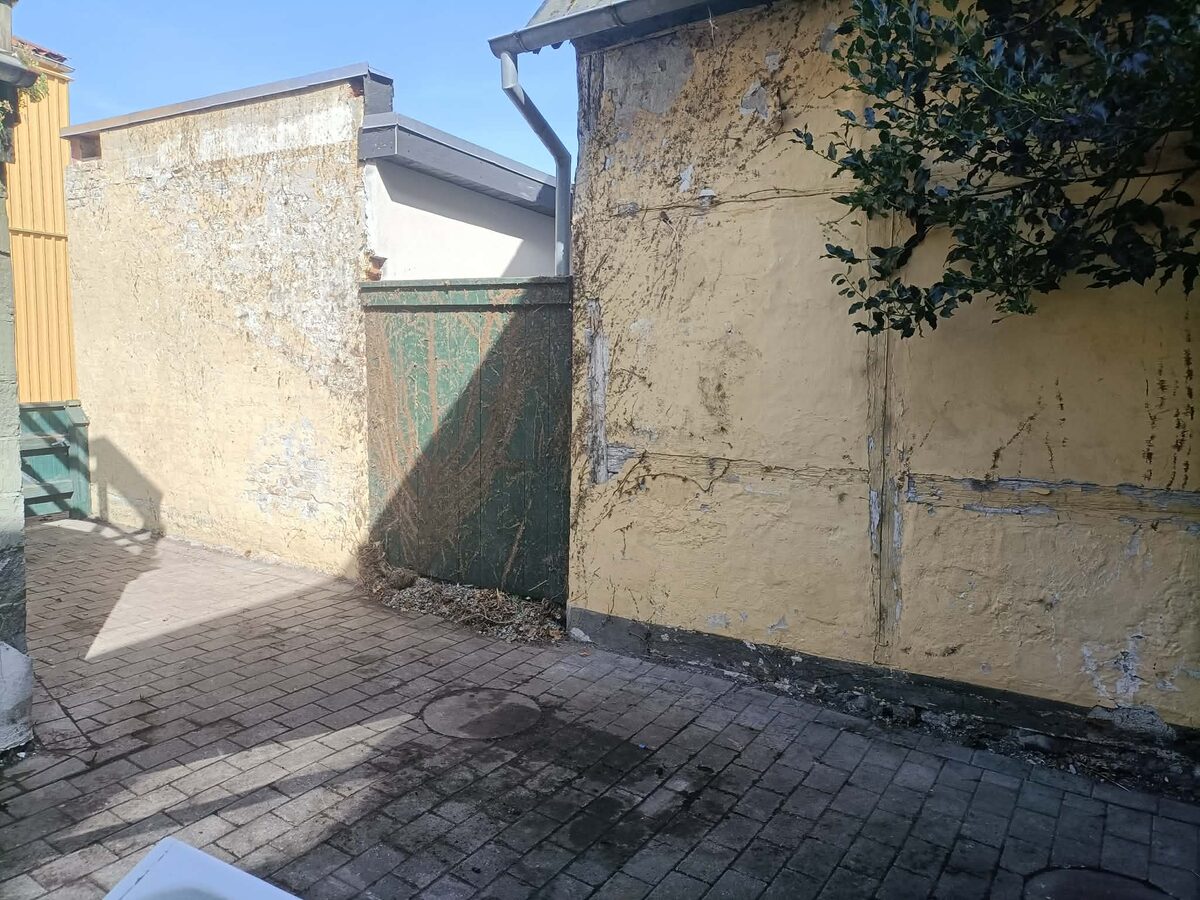 Muren i gården efter rydningen
