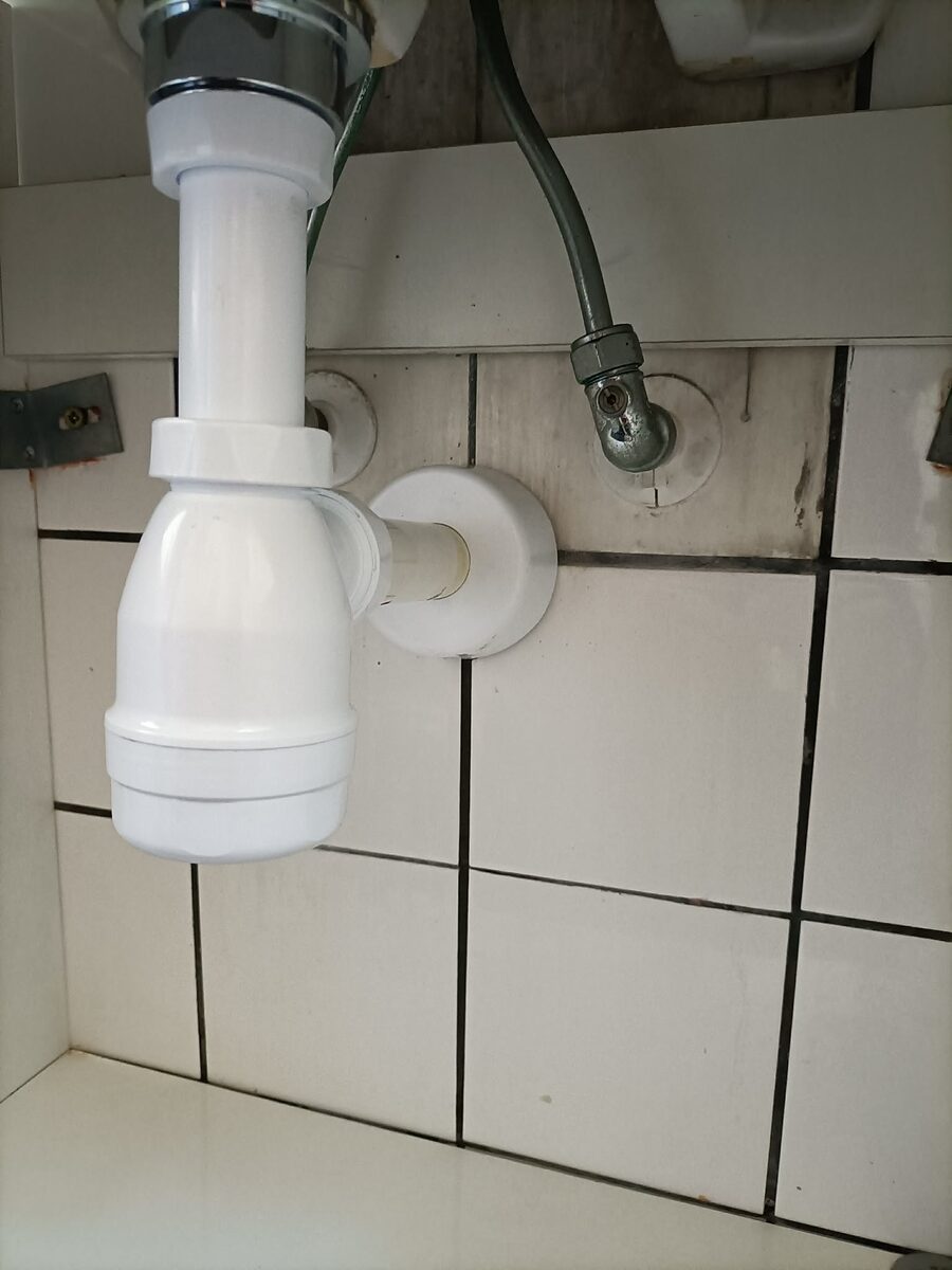Ny vandlås under en håndvask