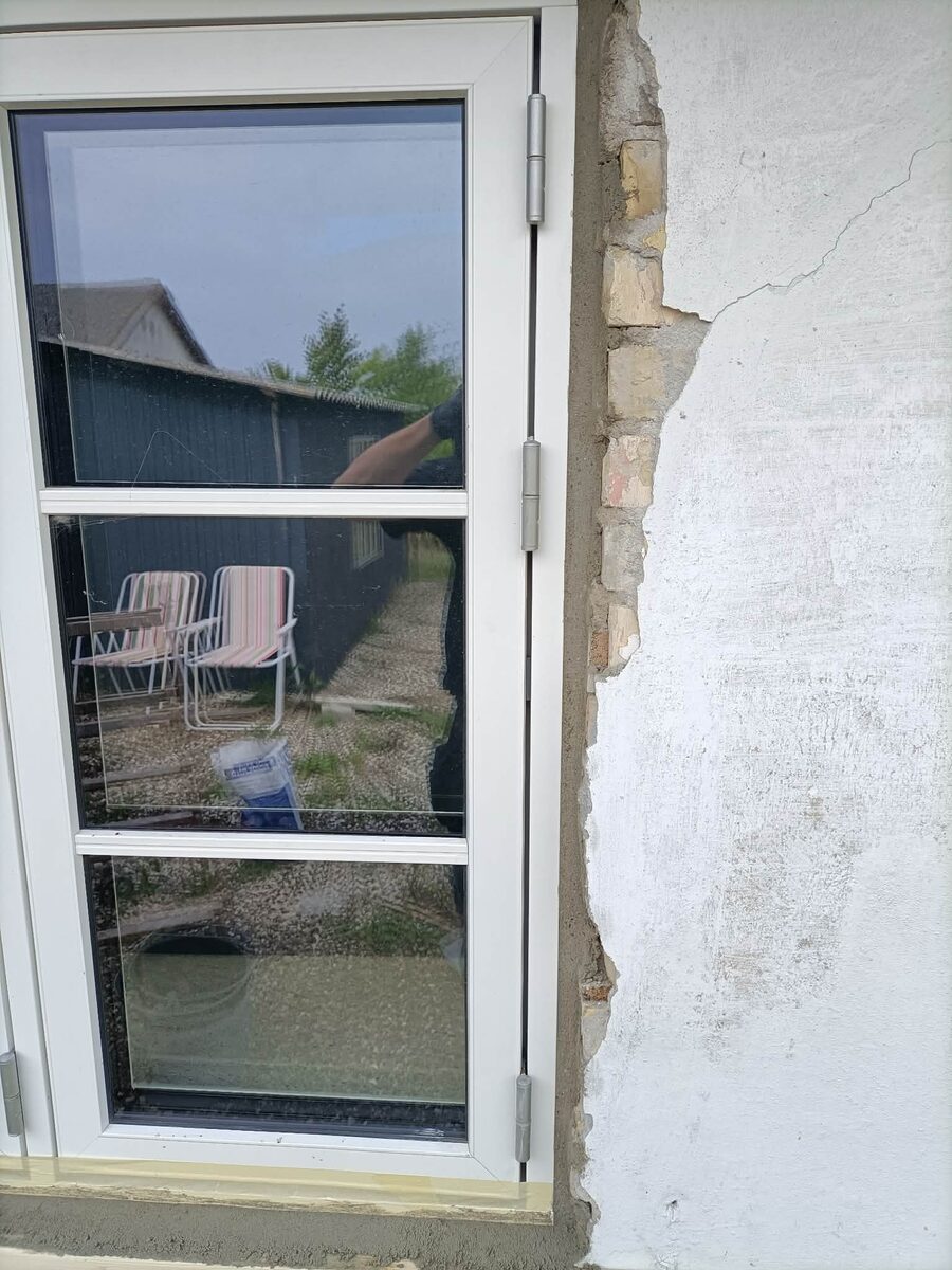 Ny dør med glas sat i muren