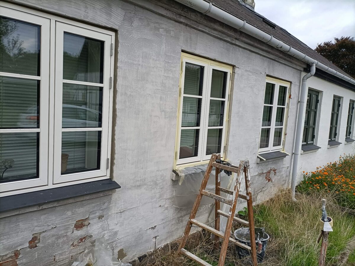 Vinduer i en længe, hvor stigen står klar