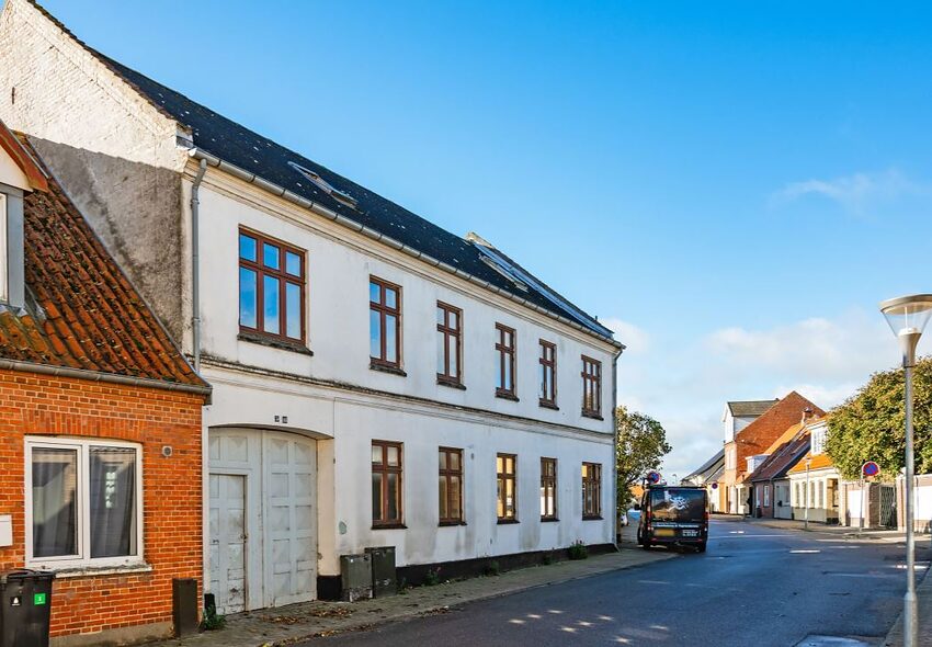 Søndergade 5 i Stubbekøbing set fra gaden med den hvidpudsede facade og porten