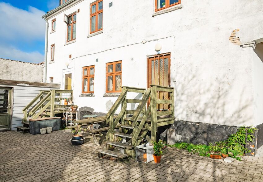 Gården bag Søndergade 5 med trapper op til lejemålene i baghuset