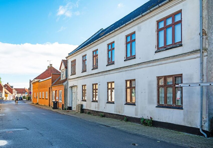 Søndergade 5 set ned ad gaden med nabohusene i Stubbekøbing